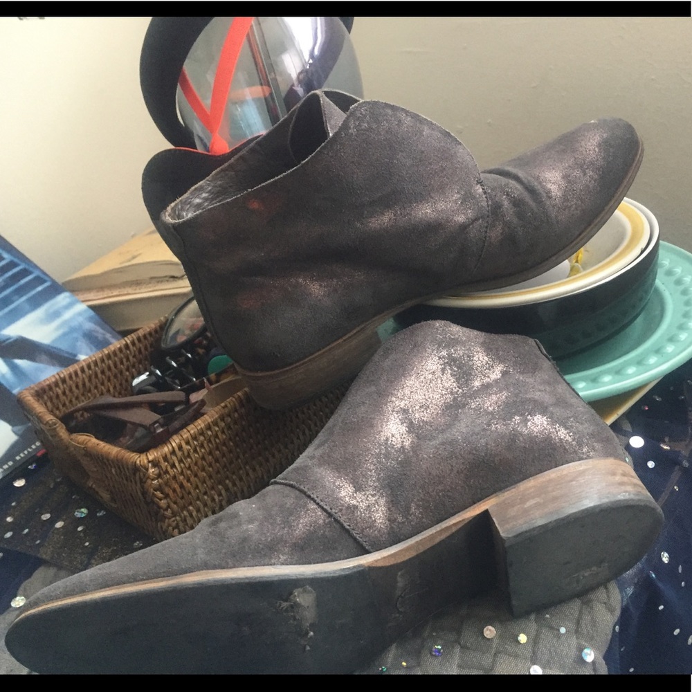 EUROPEAN COCUCO GREY SHIMMERY PEWTER SLIM LEATHER ANKLE CHELSEA BootS38.5 LUX